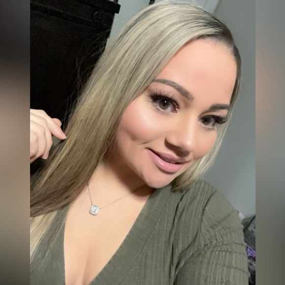 Hi my name is Tam, everything in my closet is OBO so make me a REASONABLE offer! - Picture 3 of 7